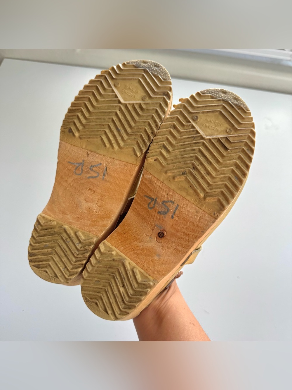 Traditional Heel Gold Leather Sz 38 7-7.5 Swedish Clogs Wooden Heel Mules Casual - Picture 4 of 8